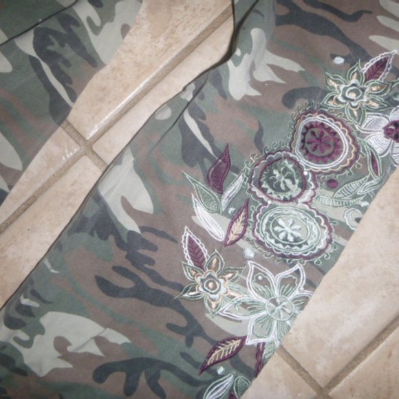 COPY - BB JEANS  Brand  Capri  Camo  Pants  Size M  New Cropped - Picture 6 of 6